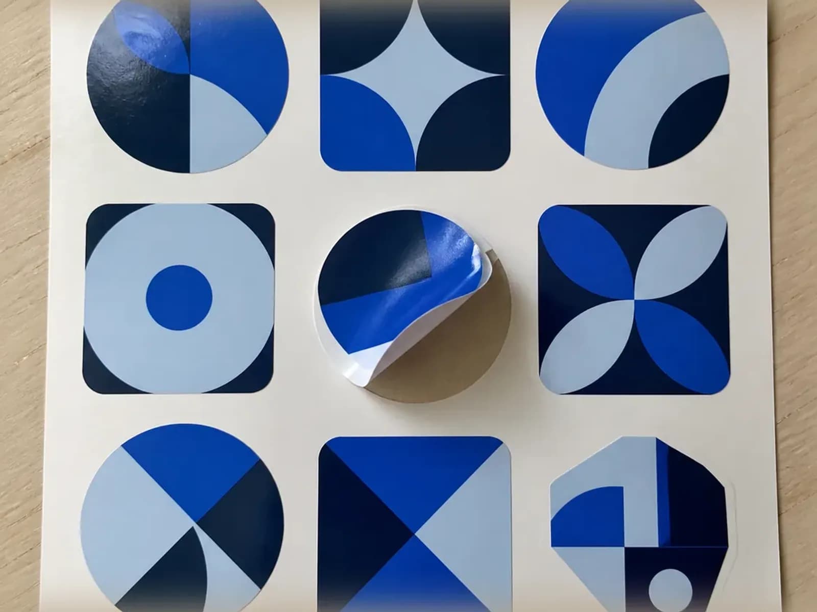 מדבקות עגולות ומדבקות דייקאט